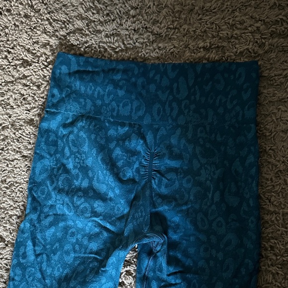 Women's Gymshark Adapt Animal Seamless Blue Cheetah Animal Patterned Leggings - Picture 4 of 4